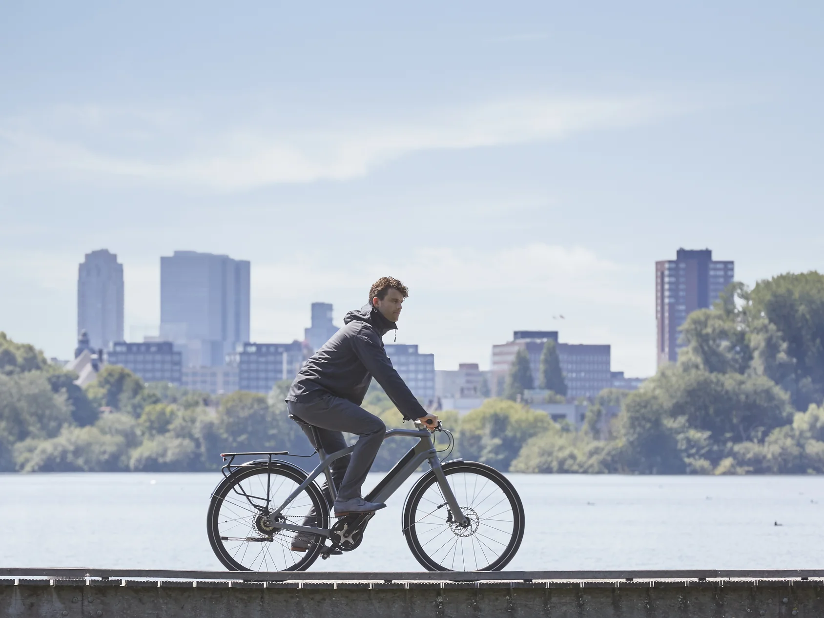 Basil Cyclist rainwear_Skane series_men_3_hero.webp