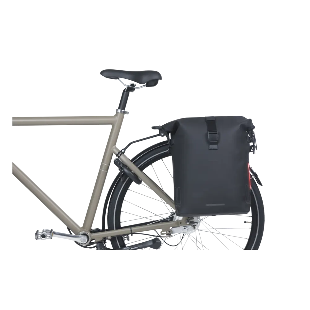 Basil SoHo - fietsschoudertas MIK Studs - 17 liter - zwart